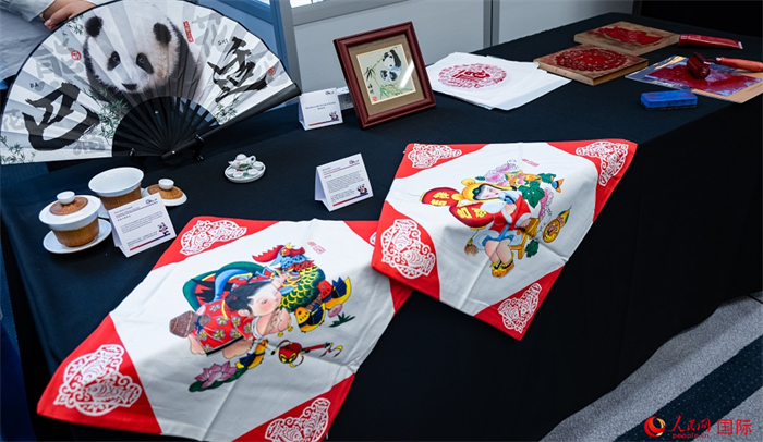 活動(dòng)現(xiàn)場(chǎng)的現(xiàn)場(chǎng)文創(chuàng)展、互動(dòng)體驗(yàn)區(qū)、非遺區(qū)展示。人民網(wǎng) 郭錦標(biāo)攝
