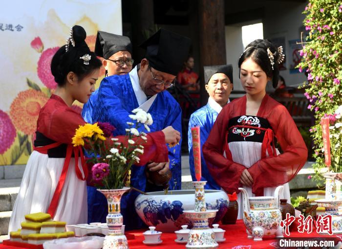 資料圖：圖為傳統(tǒng)重陽祭酒儀式?！蚊?攝