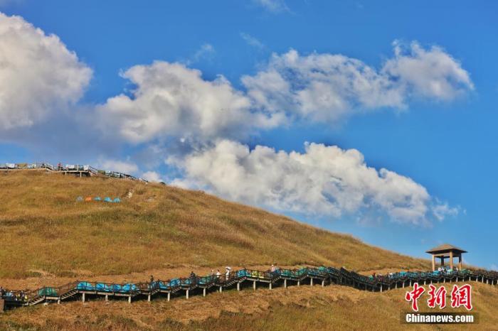 資料圖：圖為江西武功山高山草甸旁的登山步道，游客在登山。 劉力鑫 攝