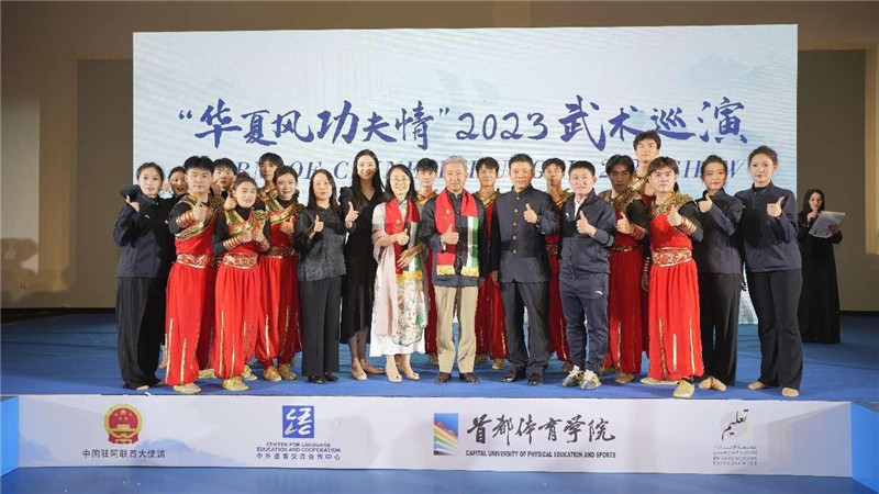 張益明大使與首都體育學(xué)院藝術(shù)團(tuán)合影。中國駐阿聯(lián)酋大使館供圖