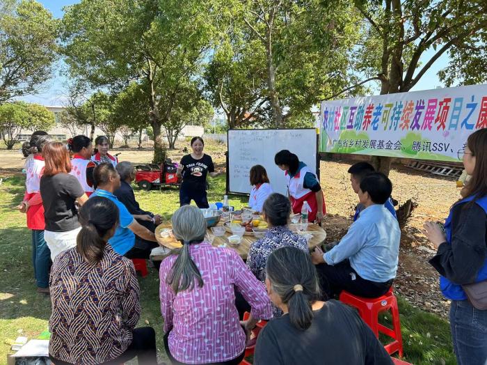 10月23日，廣東韶關(guān)農(nóng)村的互助養(yǎng)老探索，結(jié)合仁化縣董塘鎮(zhèn)新龍村的重陽節(jié)活動，將村支書、婦女主任、項目管理人員、新龍村助老員、村民志愿者、健康熱心的老人聚集在一起。 受訪者供圖
