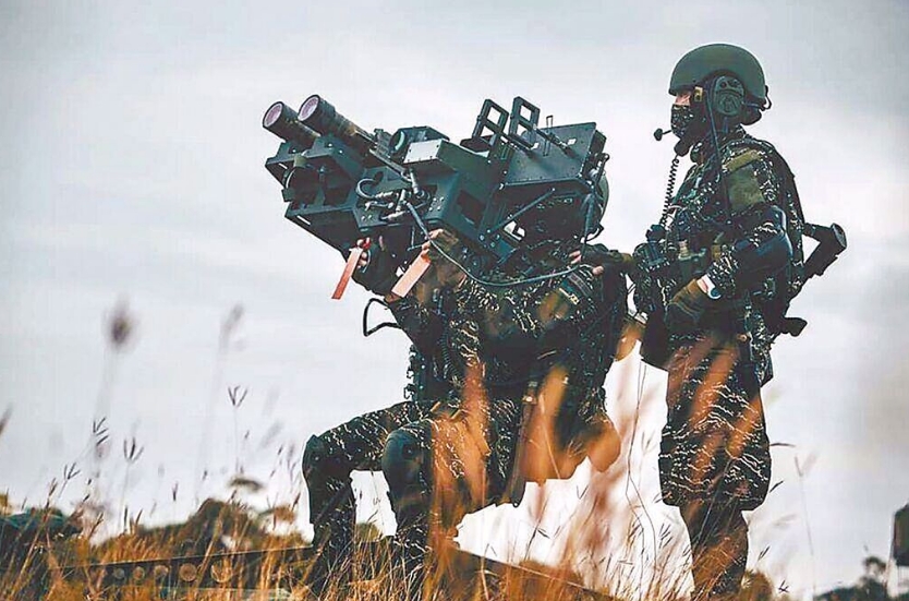 臺海軍陸戰(zhàn)隊肩抗“毒刺”導(dǎo)彈發(fā)射器準(zhǔn)備射擊。圖片來源：臺灣“中時新聞網(wǎng)”。
