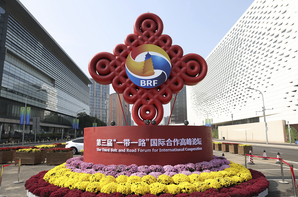 這是在北京國(guó)家會(huì)議中心附近拍攝的“一帶一路”國(guó)際合作高峰論壇景觀布置（2023年10月17日攝）。新華社記者 陳斌 攝