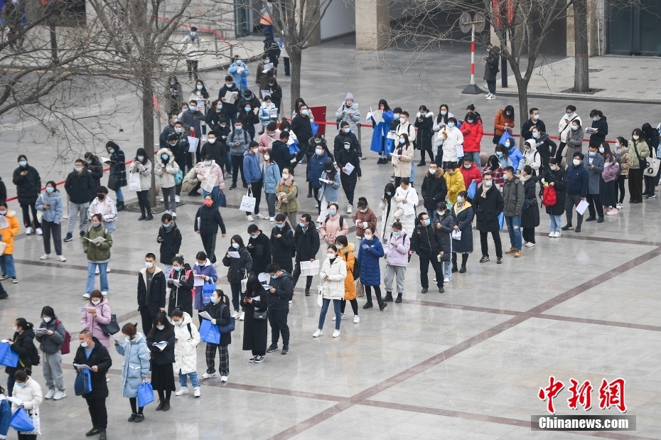 11月28日，山西省太原市，考生排隊等候入場。當日，中央機關(guān)及其直屬機構(gòu)2022年度考試錄用公務(wù)員公共科目筆試舉行。<a target='_blank' href='/'><p  align=