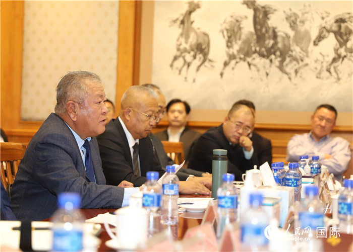 2.2023年10月30日，張義波（左一）會長匯報商會工作情況。人民網(wǎng)記者 霍文攝