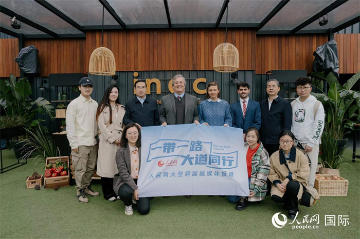 在烏拉圭第118屆普拉多牧農業(yè)國際博覽會上，烏拉圭國家肉類協(xié)會主席與人民網記者合影。人民網記者 張若涵攝
