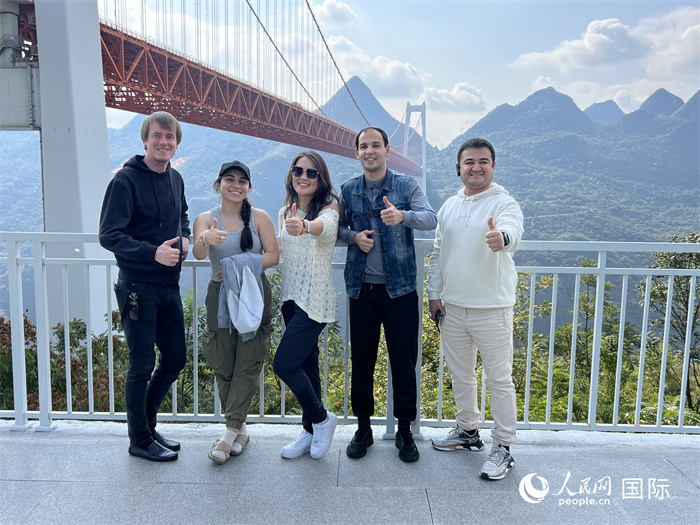 歐亞國家記者在壩陵河大橋下合影，并給大橋“點(diǎn)贊”。人民網(wǎng) 花放攝