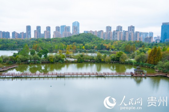 秋日時節(jié)，觀山湖公園景色美不勝收。人民網(wǎng) 陽茜攝