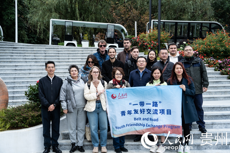 合影留念。人民網(wǎng) 陽茜攝