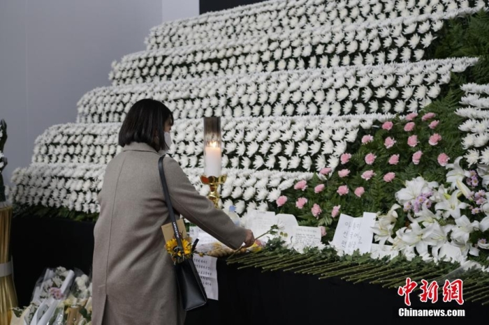 當(dāng)?shù)貢r(shí)間11月1日23時(shí)45分許，韓國民眾在位于首爾廣場的集體焚香所悼念梨泰院踩踏事故遇難者。 <a target='_blank' href='/'><p  align=