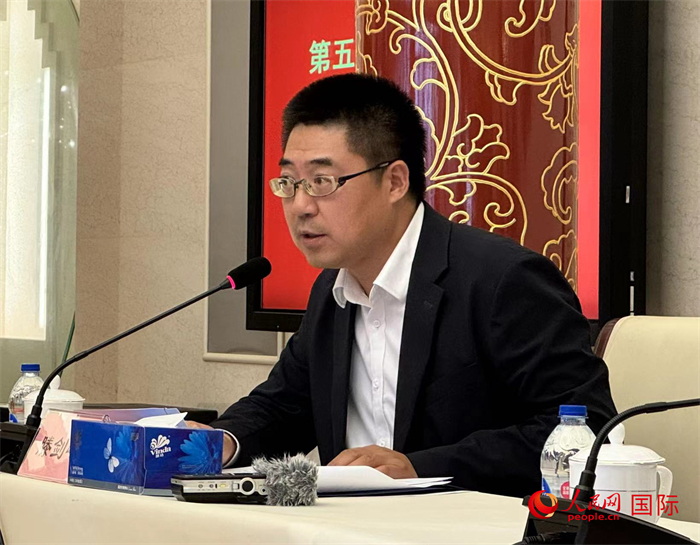 10月31日，歐美同學(xué)會(huì)副秘書長(zhǎng)滕劍峰在第五屆中法文化論壇媒體吹風(fēng)會(huì)上講話。（人民網(wǎng) 謝瑩攝）