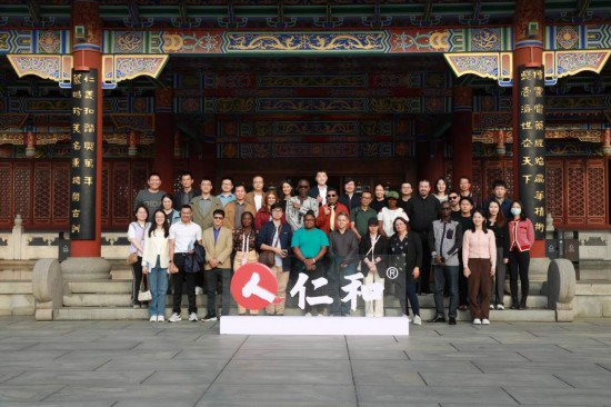 2023“一帶一路”媒體合作論壇聯(lián)合采訪(fǎng)團(tuán)參觀(guān)仁和集團(tuán)。（受訪(fǎng)者供圖）