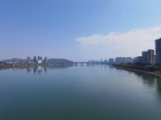 　　10月24日，在清水塘大橋景觀通道上拍攝的湘江景色。本報記者 常雯宜攝