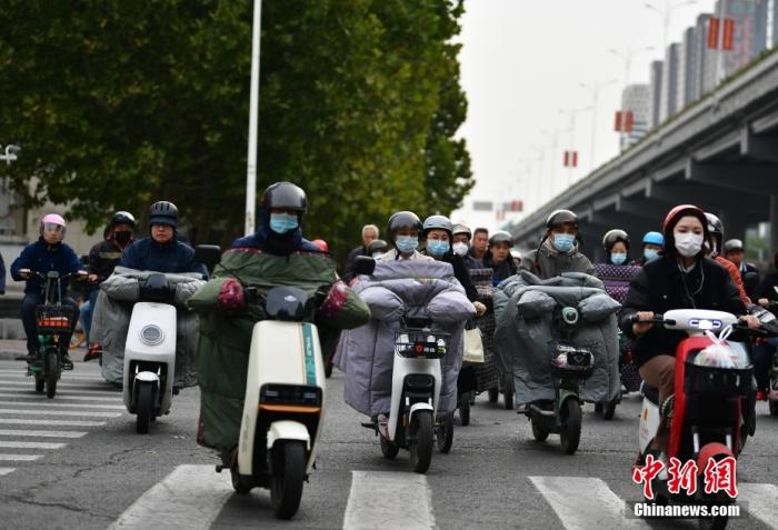 11月3日，河北石家莊迎降溫天氣，市民“捂”裝出行。 <a target='_blank' href='/'><p  align=