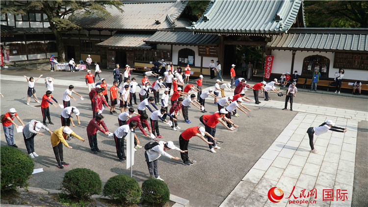 開跑前，中日青少年一起做熱身運(yùn)動(dòng)。人民網(wǎng) 蔣曉辰攝