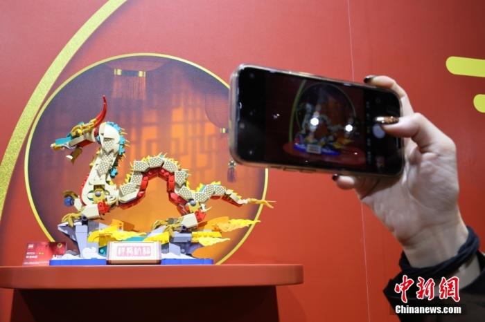 第六屆中國國際進口博覽會舉行，消費品展區(qū)展出以生肖龍為題材的中國元素產(chǎn)品。<a target='_blank' href='/'><p  align=