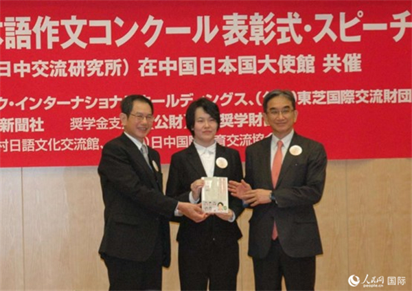 日本駐華大使垂秀夫（右一）、日本僑報(bào)社總編輯段躍中（左一）和趙志琳同學(xué)合影留念。人民網(wǎng)記者 陳建軍攝