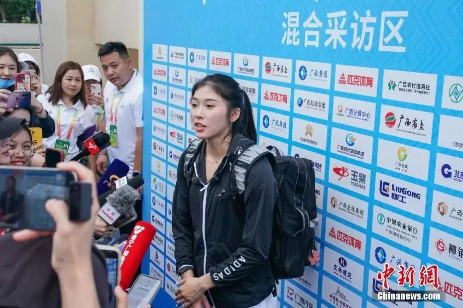 圖為吳艷妮在10日比賽結(jié)束后接受媒體采訪。陳冠言 攝