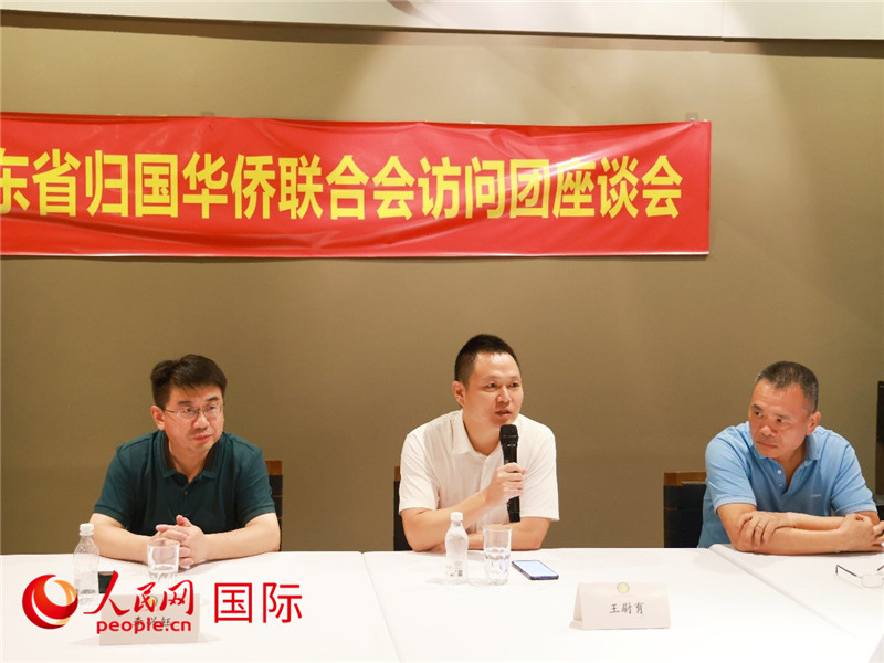 中國駐里約總領館副總領事王尉育（中）在座談會上致辭。人民網(wǎng)記者 陳海琪攝