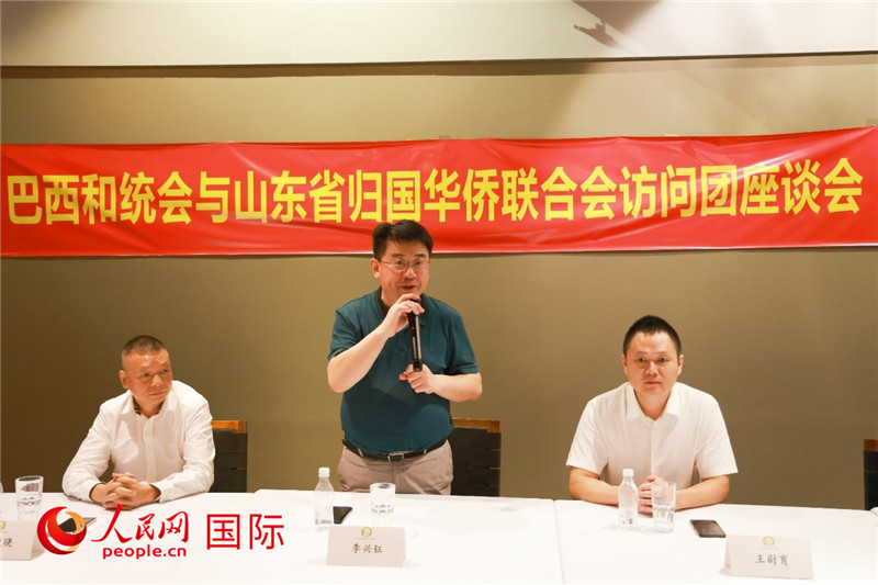 中國僑聯(lián)副主席、山東省僑聯(lián)主席李興鈺（中）在座談會上致辭。人民網(wǎng)記者 陳海琪攝