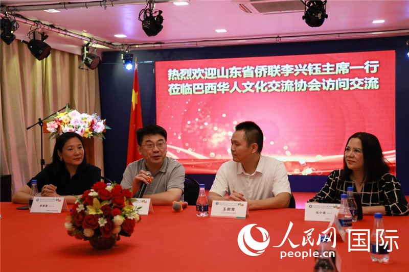 山東省僑聯(lián)主席李興鈺（左二）和與會僑領(lǐng)座談。人民網(wǎng)記者宋亦然攝