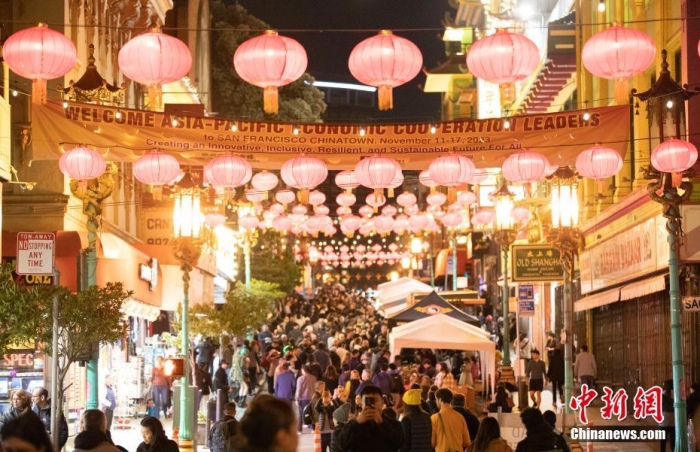當(dāng)?shù)貢r間11月10日，美國舊金山唐人街夜市人頭攢動。亞太經(jīng)合組織(APEC)第三十次領(lǐng)導(dǎo)人非正式會議將在舊金山舉行，當(dāng)?shù)靥迫私钟?jì)劃舉辦包括夜市在內(nèi)的多場活動，以吸引與會者、游客和市民的光顧。<a target='_blank' href='/'><p  align=
