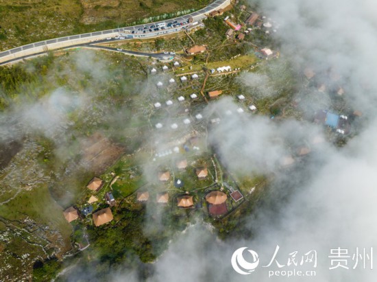 航拍掩映在晨間薄霧中的“花都里·化屋野奢度假營(yíng)地“。人民網(wǎng) 陽(yáng)茜攝