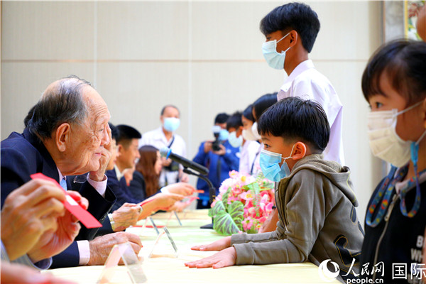 圖為獎助學金頒發(fā)現(xiàn)場。人民網(wǎng)記者 白元琪攝