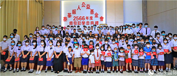圖為出席嘉賓和現(xiàn)場獲獎學生合影留念。人民網(wǎng)記者 白元琪攝