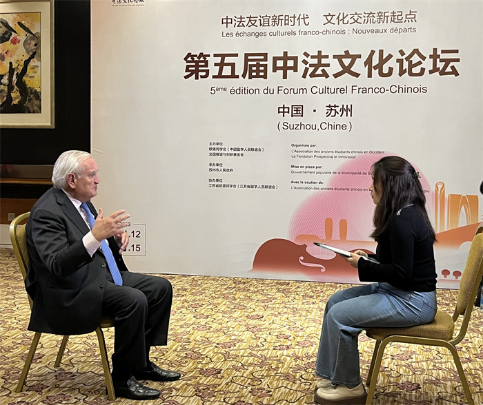 法國前總理、法國展望與創(chuàng)新基金會(huì)主席讓-皮埃爾·拉法蘭接受人民網(wǎng)的采訪。（國際在線供圖）