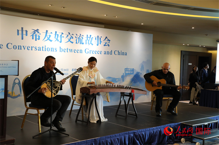 中希藝術(shù)家用古箏和布祖基琴演奏希臘著名歌曲《比雷埃夫斯的孩子》。   人民網(wǎng)記者 謝亞宏攝