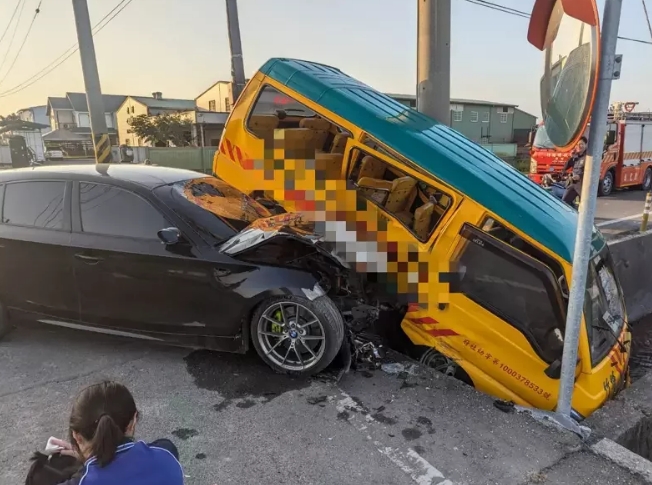 托兒所校車被轎車從側邊撞上，車體嚴重毀損。圖片來源：臺灣《聯(lián)合報》民眾供圖