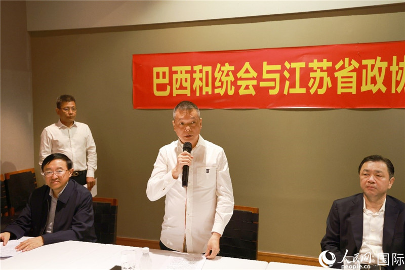巴西和統(tǒng)會會長王俊曉（中）在座談會上致辭。人民網(wǎng)記者 陳海琪攝
