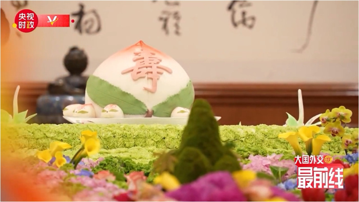 圖為今年7月基辛格訪華時(shí)午宴上的壽桃。來源：央視新聞截圖