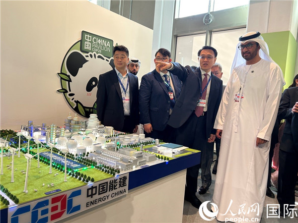 COP28主席蘇爾坦·賈比爾參觀中國(guó)角展示。人民網(wǎng)記者任皓宇攝