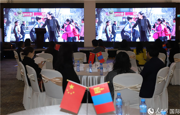 12月1日，活動(dòng)現(xiàn)場(chǎng)播放防治結(jié)核病宣傳短片。人民網(wǎng)記者 霍文攝