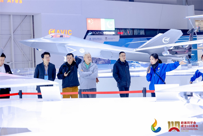 參會嘉賓和留學(xué)歸國人員參觀珠海太空中心。主辦方供圖