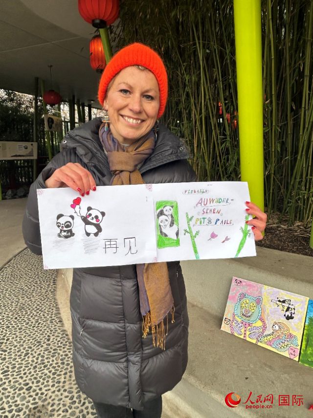 桑德拉和德國小朋友們的作品。右圖寫著“祝福好運，再見 Pit和Paule（“夢想”“夢圓”的德語名字）”。人民網(wǎng)記者 徐馨攝