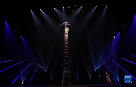 12月8日，演員在法國巴黎舉行的中國雜技“奇妙之夜”演出上表演《高椅》。新華社記者 高靜 攝