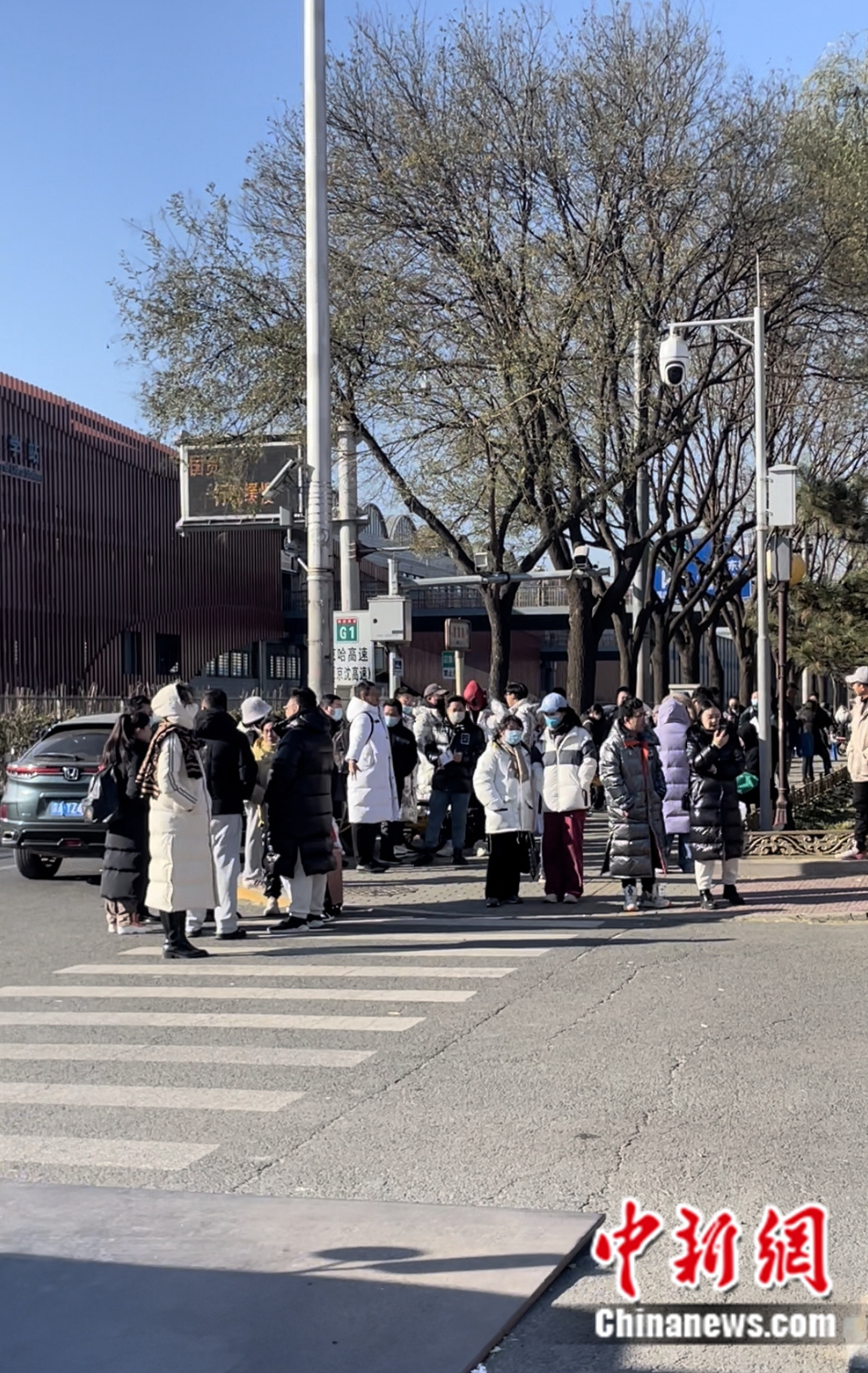 不少家長和老師在考場(chǎng)外等候。袁秀月 攝