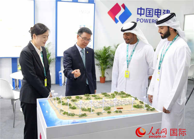 訪客在中國電建展臺參觀風(fēng)電項(xiàng)目沙盤。人民網(wǎng) 塔里克·易卜拉欣攝