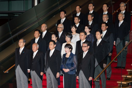 9月13日，日本首相岸田文雄（前排中）在東京的首相官邸率閣僚合影。新華社記者張笑宇攝