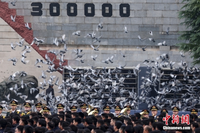 12月13日是第十個南京大屠殺死難者國家公祭日。當天上午，南京大屠殺死難者國家公祭儀式在侵華日軍南京大屠殺遇難同胞紀念館舉行。圖為國家公祭儀式現(xiàn)場。<a target='_blank' href='/'><p  align=
