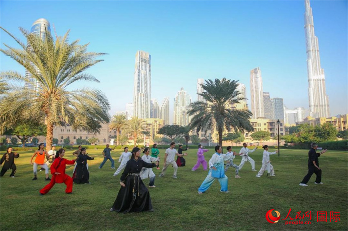 迪拜民眾在練習(xí)太極拳。人民網(wǎng) 塔里克·易卜拉欣攝