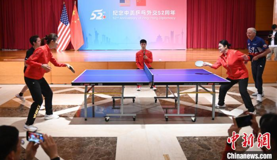 當?shù)貢r間12月13日，中國駐美使館在華盛頓舉辦慶?；顒蛹o念中美乒乓外交52周年。圖為丁寧、劉偉、戴爾等中美運動員上演混雙表演賽。中新社記者 陳孟統(tǒng) 攝