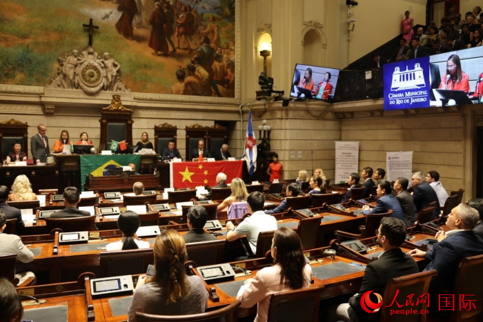 當(dāng)?shù)貢r間12月15日晚，巴西里約熱內(nèi)盧市議會在議會大廳舉行隆重儀式，向一批為推動巴西和中國友好合作做出突出貢獻的機構(gòu)、團體和個人授予“杰出貢獻獎”。人民網(wǎng)記者 時元皓攝