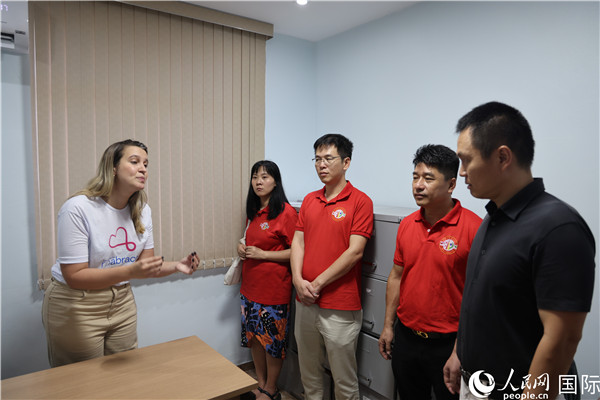 王尉育等人參觀并了解協(xié)會(huì)活動(dòng)場(chǎng)所及設(shè)施。人民網(wǎng)記者 時(shí)元皓攝