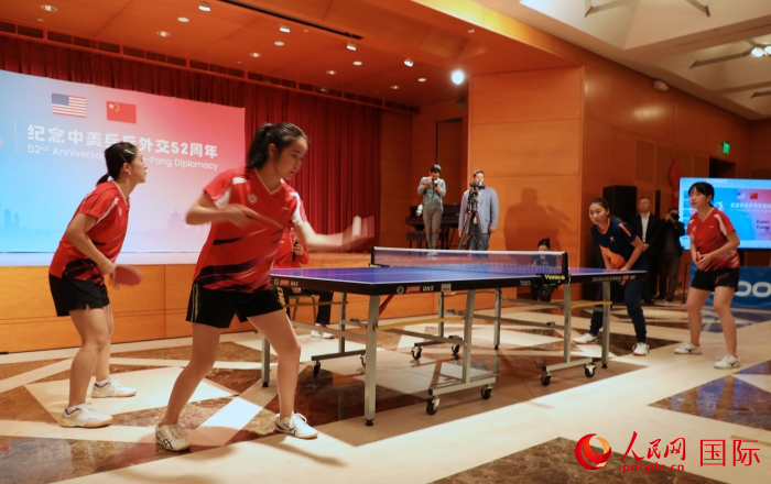 來自北京大學(xué)、美國弗吉尼亞大學(xué)的中美青年乒乓球運動員進行表演賽。人民網(wǎng)記者 李志偉攝