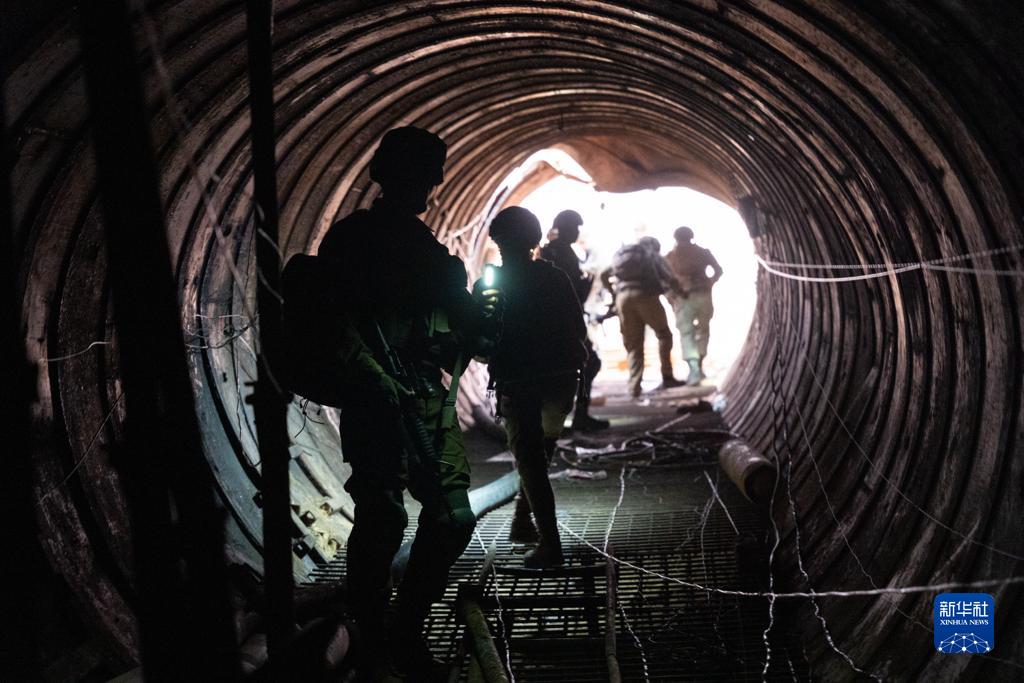 這張以色列國防軍12月17日發(fā)布的照片顯示，以軍地面部隊(duì)在加沙地帶發(fā)現(xiàn)一處大型地下隧道。新華社發(fā)