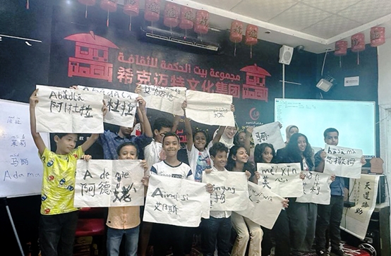 學著用中文書寫自己姓名的埃及兒童們。埃及?？诉~特文化集團供圖